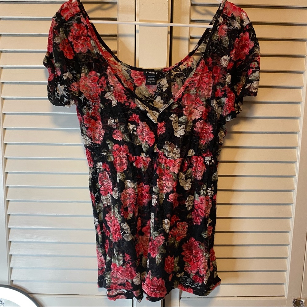 TORRID PLUS SIZE 0X black & red floral LACE BLOUSE sexy date night valentines